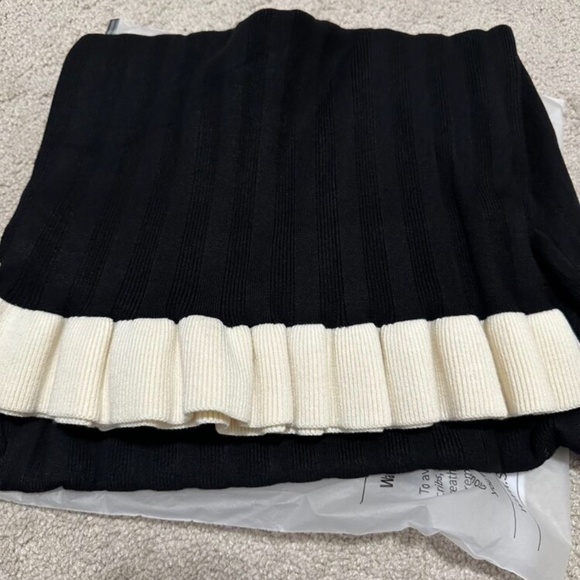 Contrast hem pleated sweater knit midi skirt minimalist black white - Picture 3 of 4